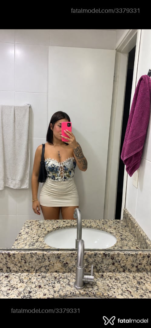 Acompanhante mulher morena (o) de olhos pretos - Maya Menezes