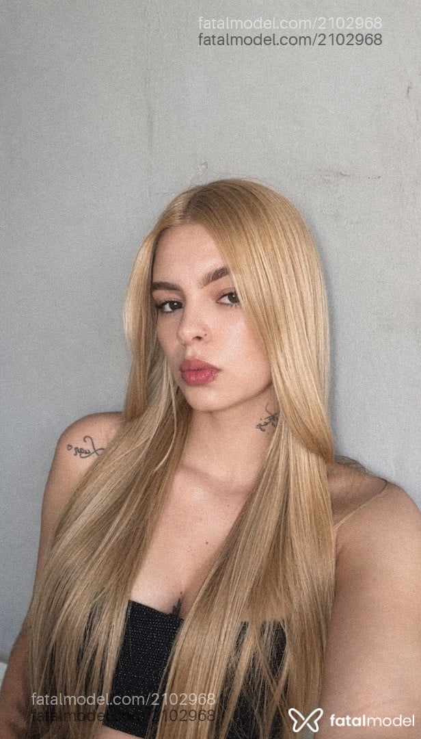 Acompanhante mulher loira (o) de olhos pretos - Laís Júlia