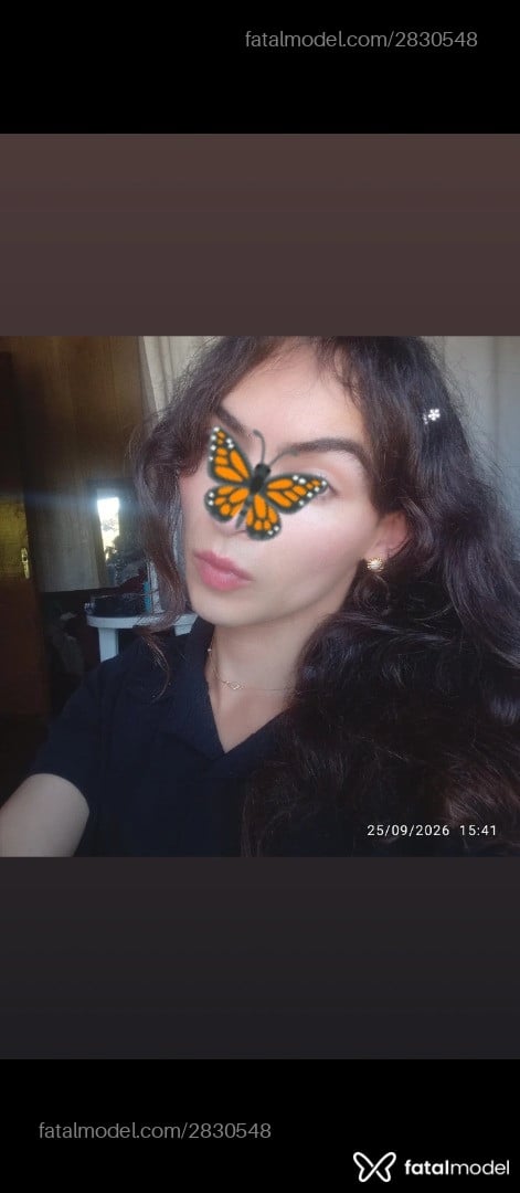 Acompanhante mulher trans com cabelo castanho de olhos castanhos - Manu
