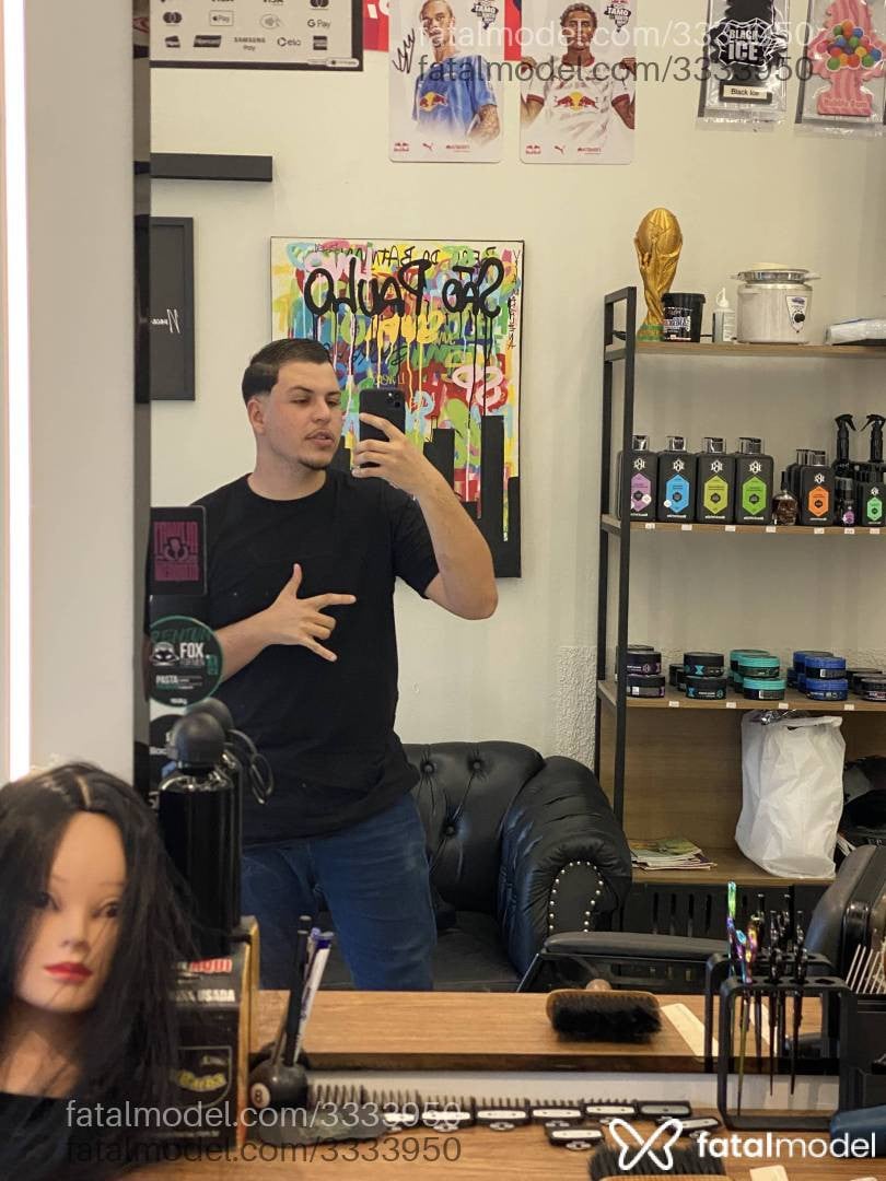 Acompanhante homem com cabelo castanho de olhos castanhos - Matheus