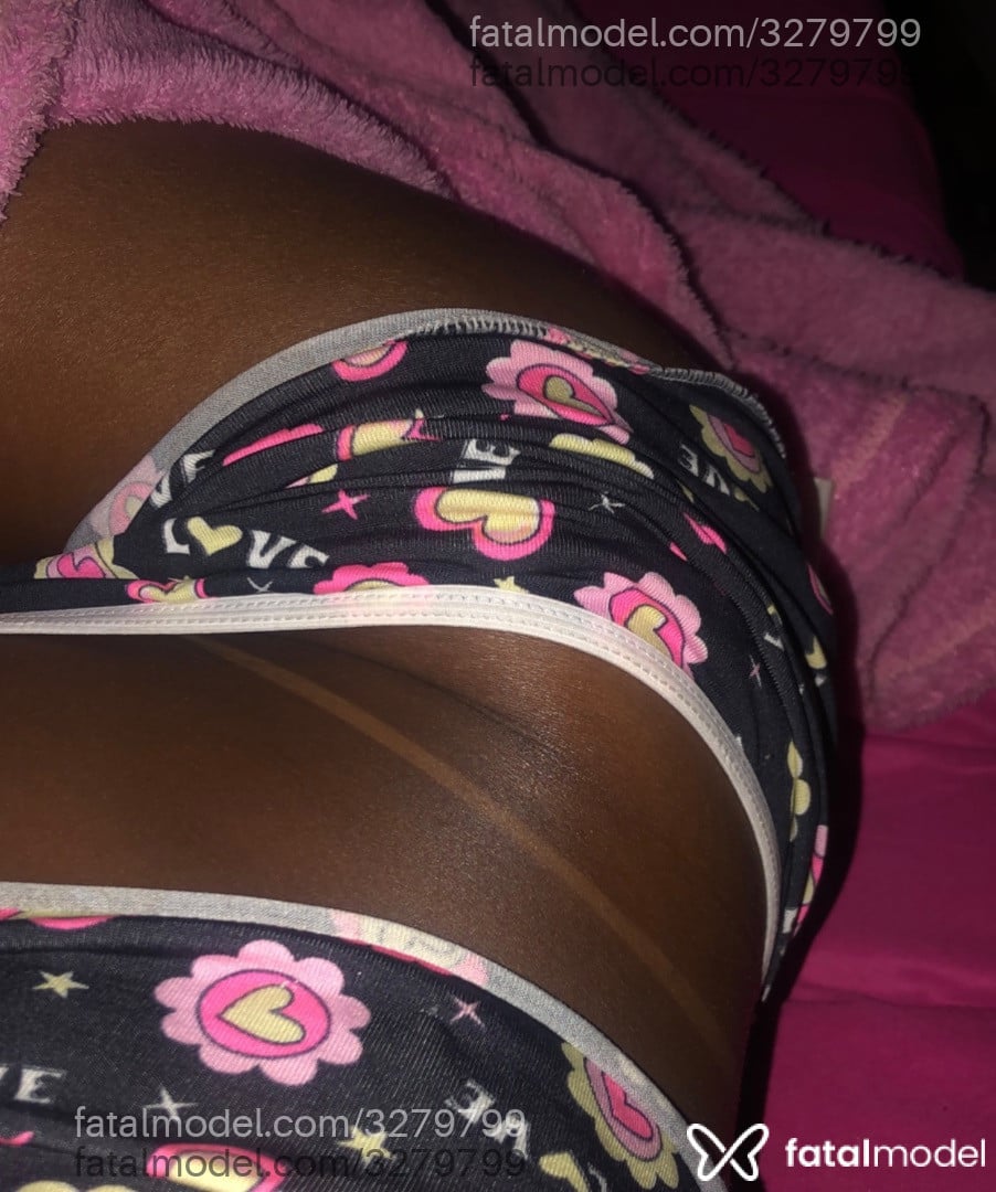 Acompanhante mulher trans morena (o) de olhos castanhos - Bia Lacerda