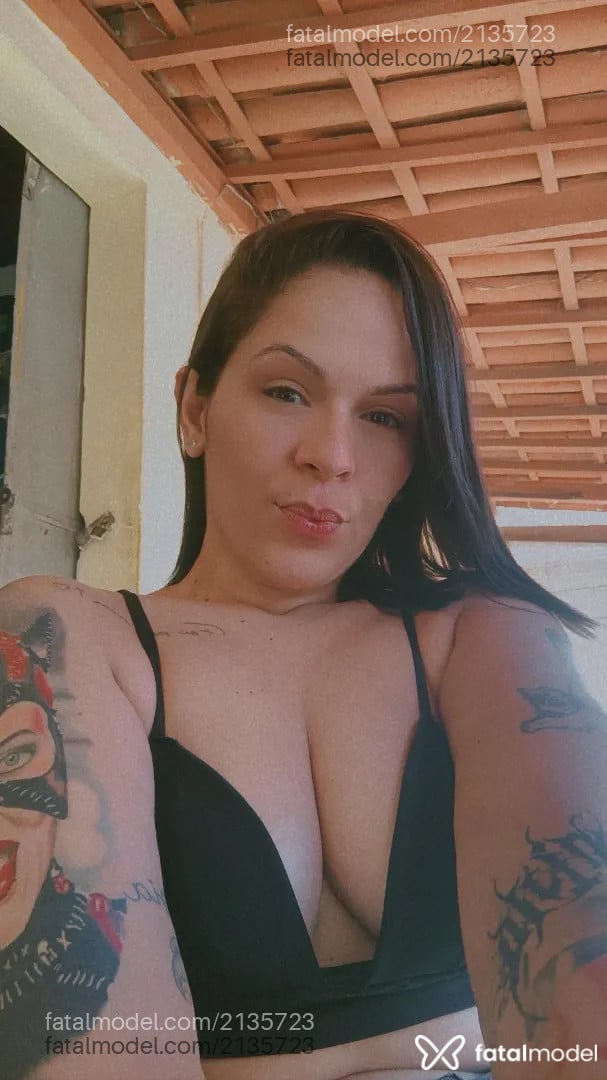 Acompanhante mulher loira (o) de olhos castanhos - Mulhergato