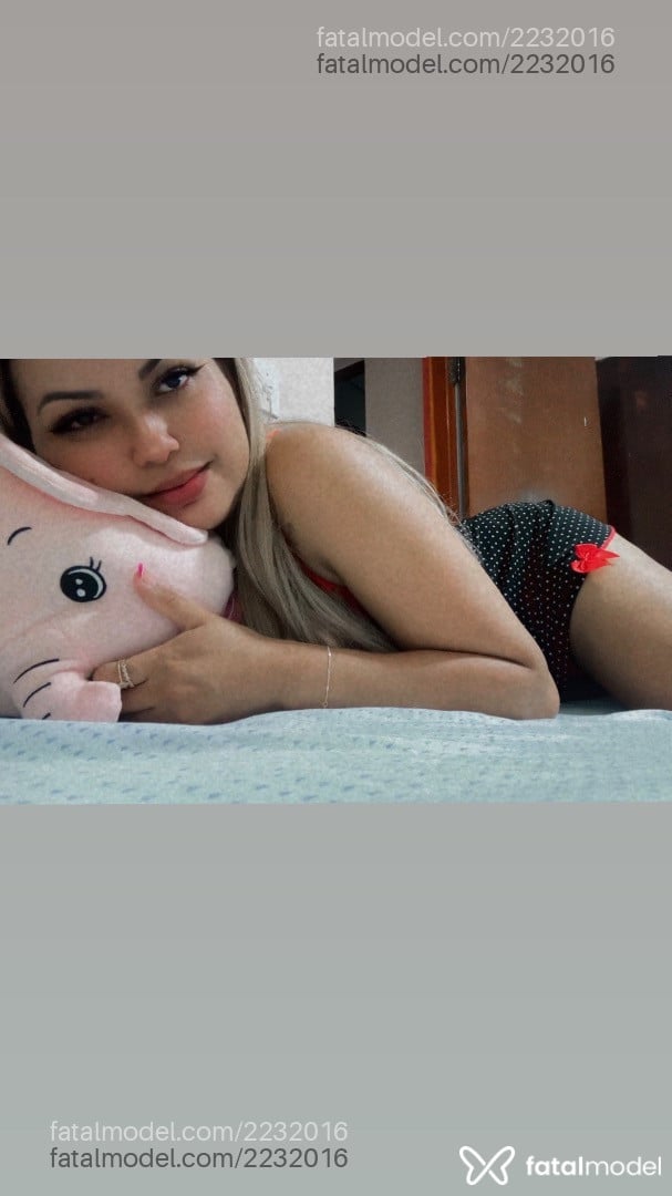 Acompanhante mulher loira (o) de olhos castanhos - Taynna