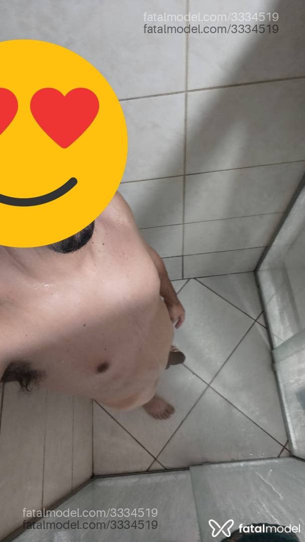 Acompanhante homem com cabelo castanho de olhos pretos - Mateo