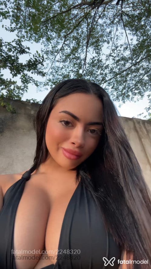 Acompanhante mulher morena (o) de olhos pretos - Evelyn