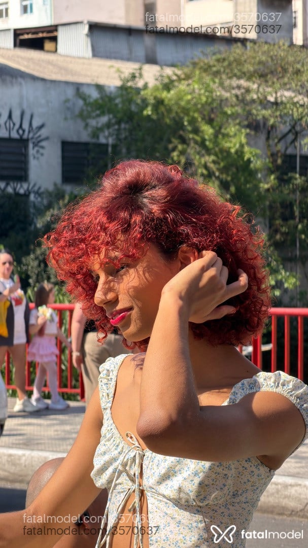 Acompanhante mulher trans ruiva (o) de olhos castanhos - Luara Luz