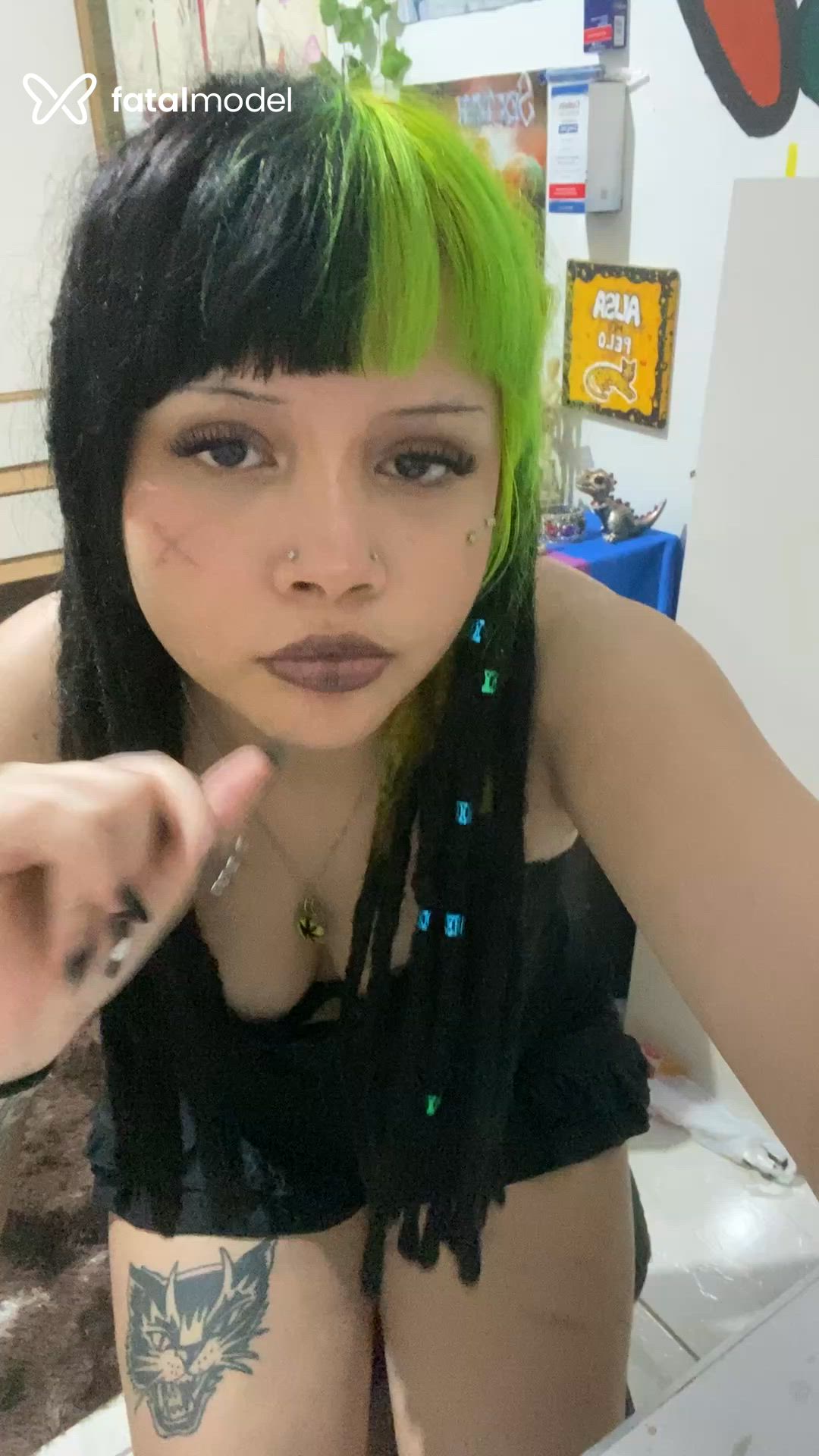 Acompanhante mulher com cabelo colorido de olhos castanhos - Slova