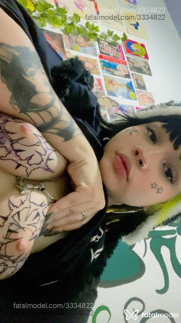 Acompanhante mulher com cabelo colorido de olhos castanhos - Slova