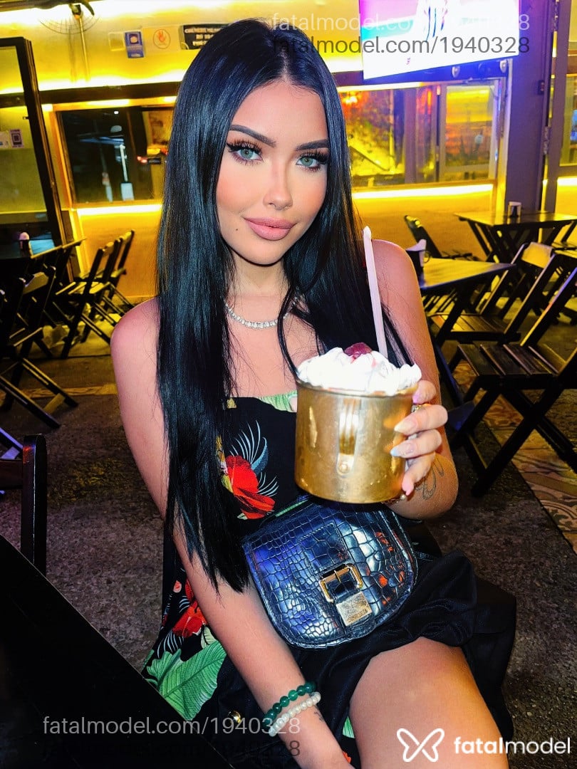 Acompanhante mulher morena (o) de olhos verdes - Kai