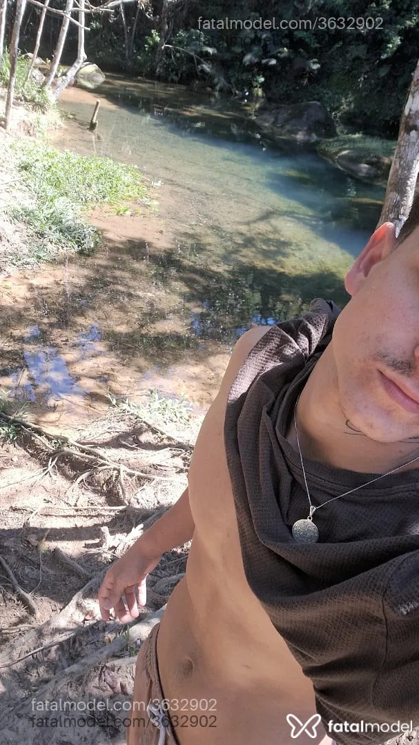 Acompanhante homem com cabelo castanho de olhos mel - Ribeiro