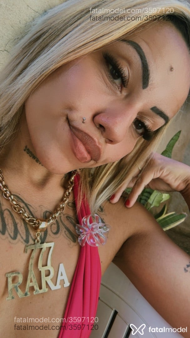 Acompanhante mulher loira (o) de olhos castanhos - MARIE