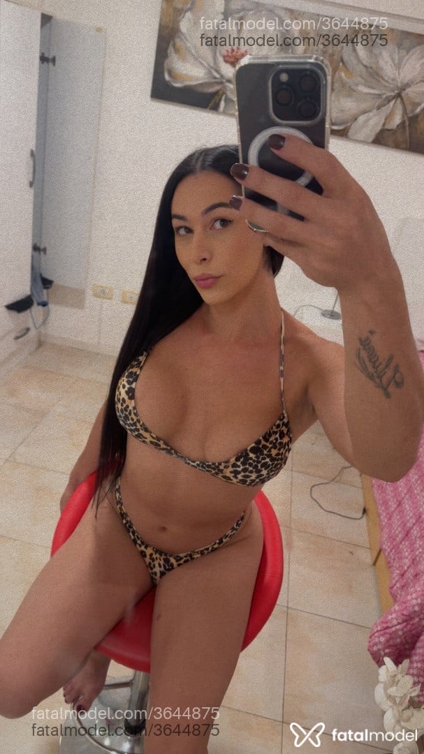 Acompanhante mulher trans morena (o) de olhos mel - Julieta Van