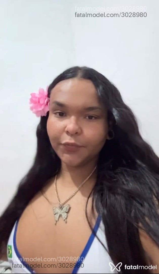 Acompanhante mulher trans morena (o) de olhos pretos - Carmila