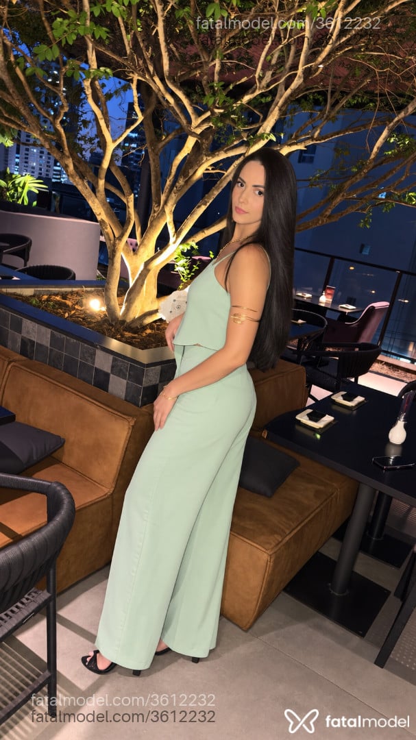Acompanhante mulher morena (o) de olhos pretos - Camila Muller