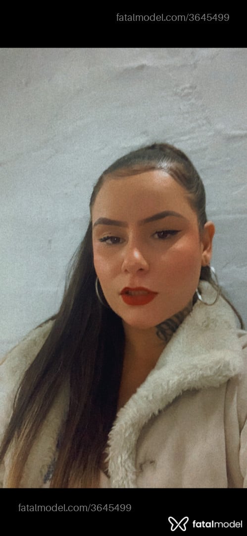 Acompanhante mulher com cabelo castanho de olhos mel - ágata Cardoso