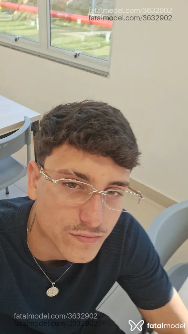 Acompanhante homem com cabelo castanho de olhos mel - Ribeiro
