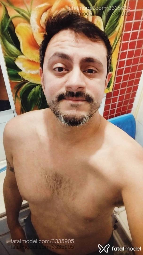 Acompanhante homem com cabelo castanho de olhos castanhos - José Felix