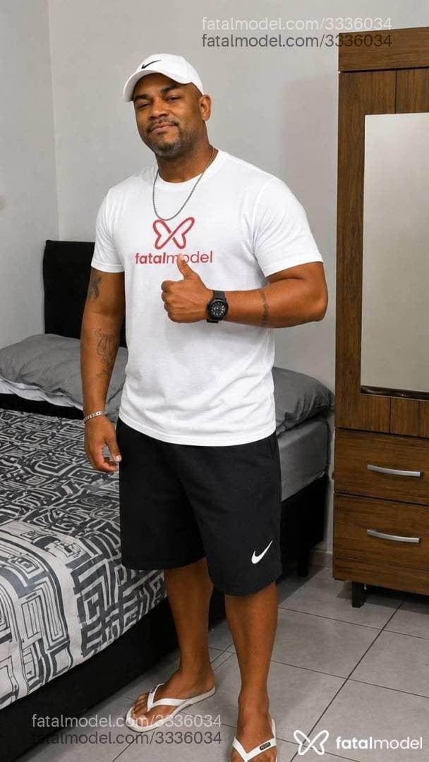 Acompanhante homem com cabelo grisalho de olhos pretos - MORENOVISK