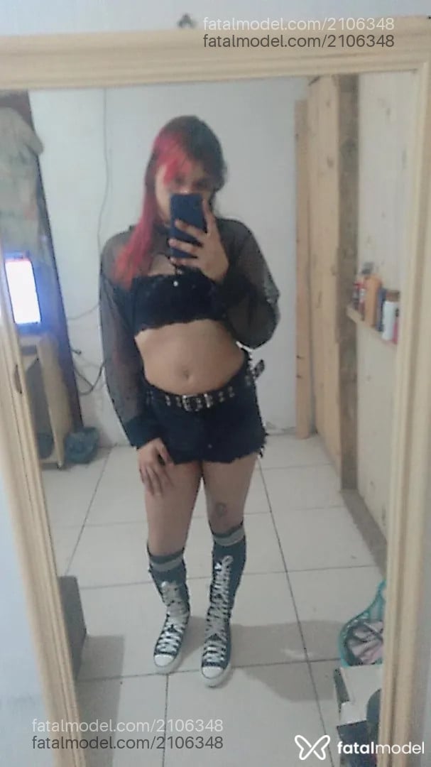 Acompanhante mulher trans com cabelo colorido de olhos castanhos - Mina