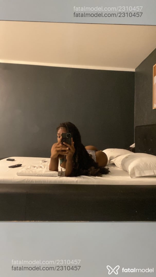 Acompanhante mulher trans com cabelo castanho de olhos castanhos - Kyara