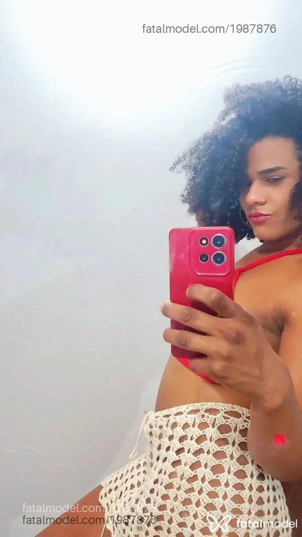 Acompanhante mulher trans com cabelo castanho de olhos castanhos - Iarinha caiçara
