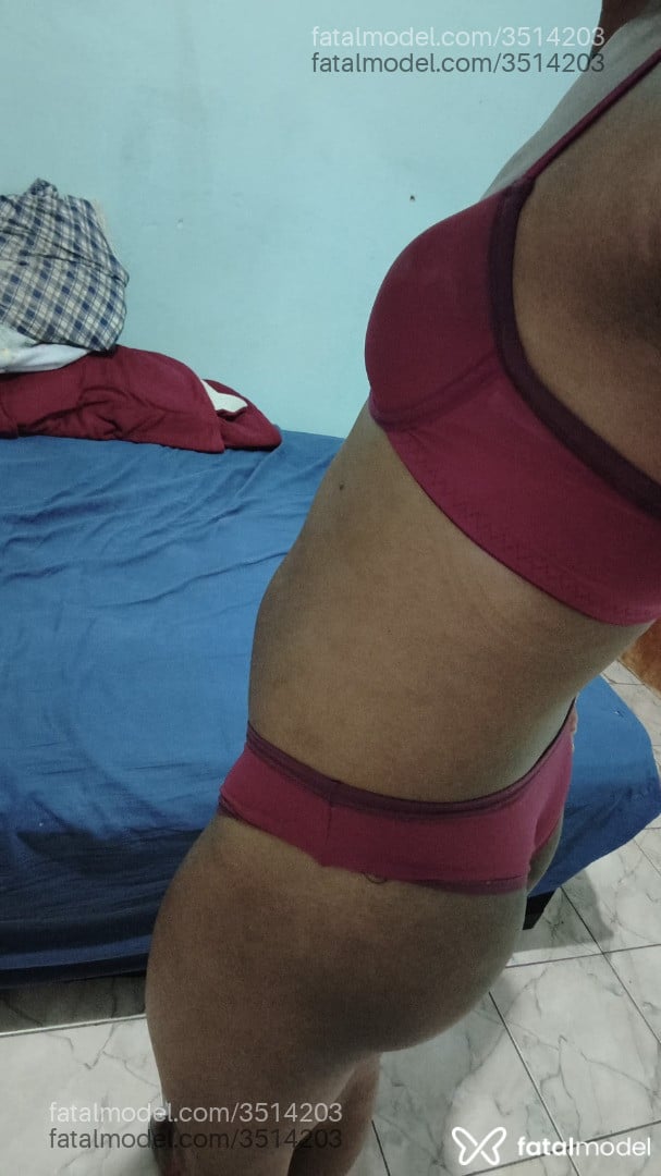 Acompanhante mulher trans morena (o) de olhos pretos - Vitória