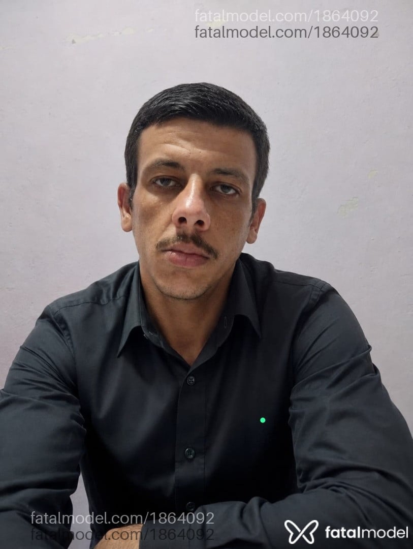 Acompanhante homem com cabelo castanho de olhos verdes - Vitor
