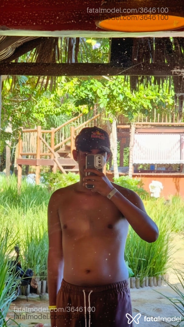 Acompanhante homem com cabelo castanho de olhos pretos - Taurus