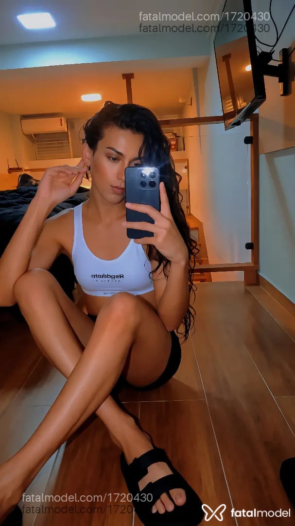 Acompanhante mulher trans morena (o) de olhos castanhos - Luamakeups
