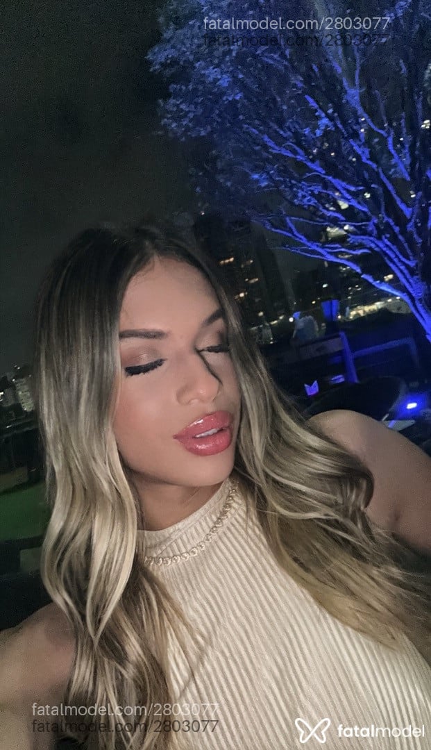 Acompanhante mulher trans loira (o) de olhos castanhos - Ana Bia