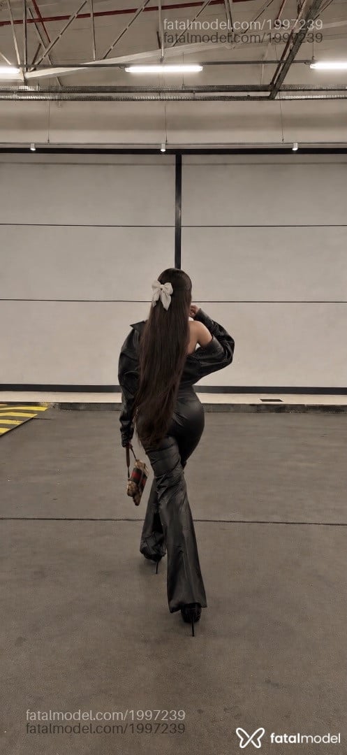 Acompanhante mulher trans com cabelo castanho de olhos castanhos - Lara