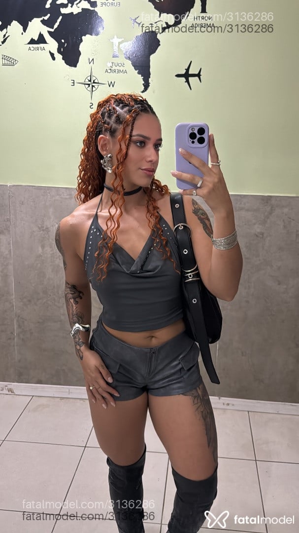Acompanhante mulher com cabelo castanho de olhos verdes - Miaastrix