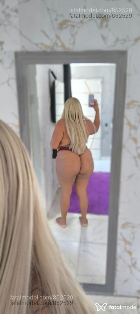 Acompanhante mulher trans com cabelo castanho de olhos pretos - Karol