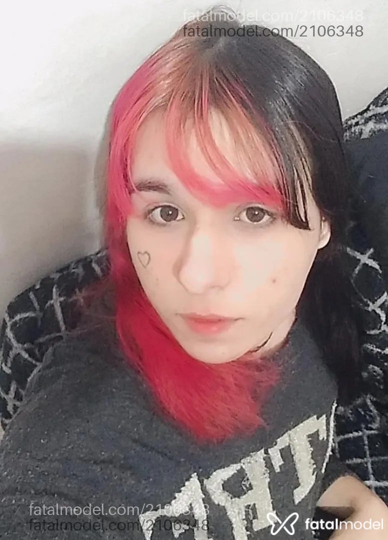 Acompanhante mulher trans com cabelo colorido de olhos castanhos - Mina