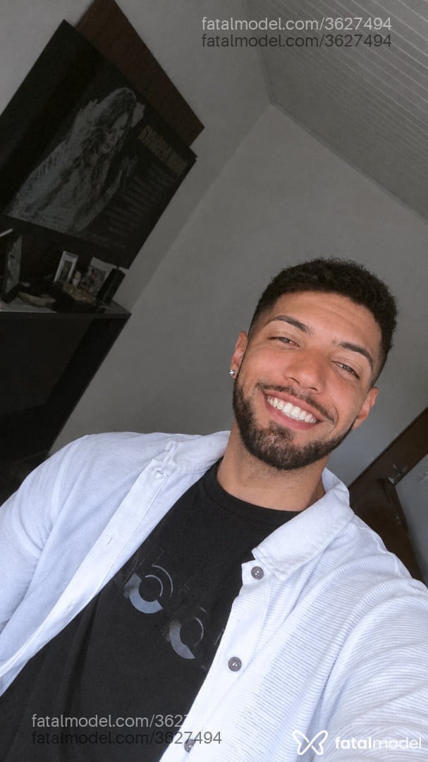 Acompanhante homem com cabelo castanho de olhos castanhos - Paolo