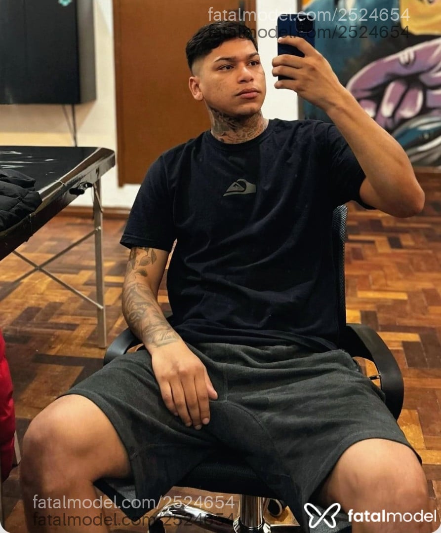 Acompanhante homem com cabelo castanho de olhos castanhos - Thiagozn