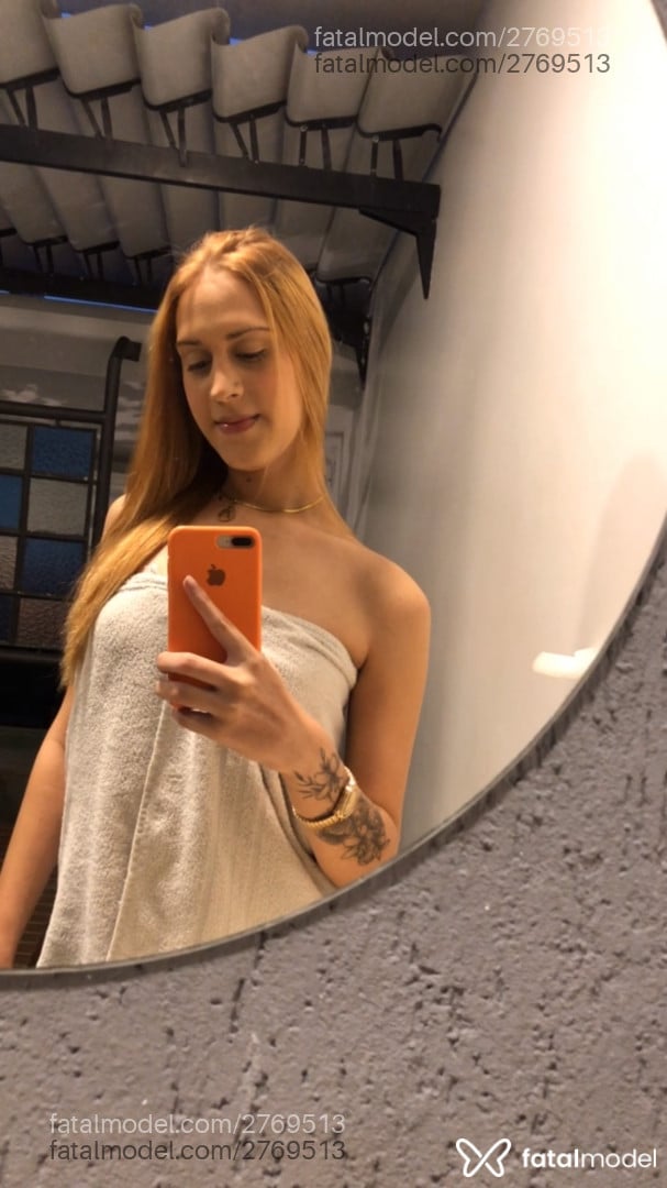 Acompanhante mulher trans loira (o) de olhos castanhos - Júlia