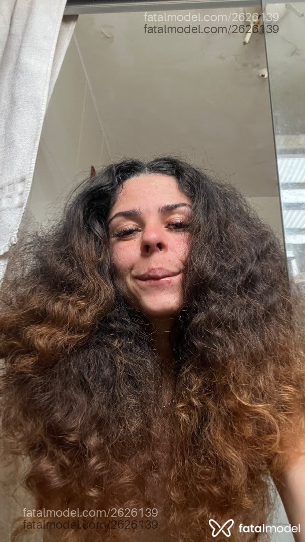 Acompanhante mulher morena (o) de olhos mel - Betty