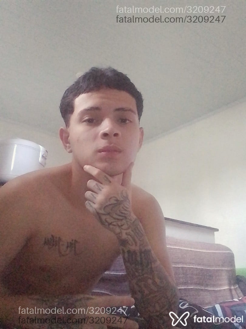 Acompanhante homem com cabelo castanho de olhos mel - Índio