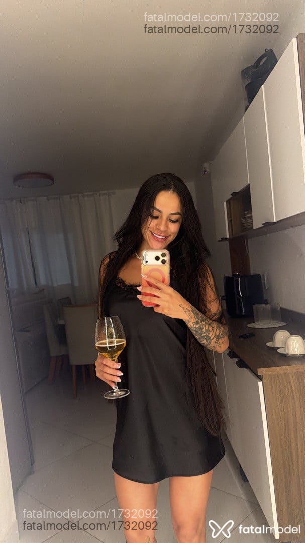 Acompanhante mulher morena (o) de olhos pretos - Mel maia