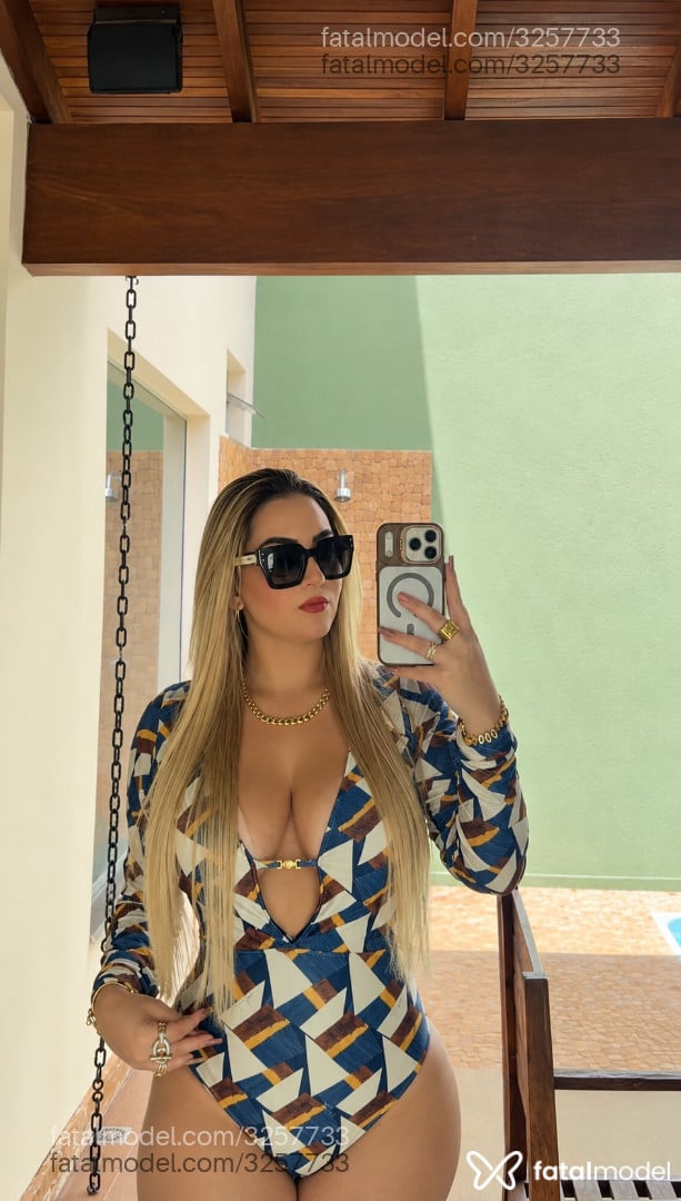 Acompanhante mulher loira (o) de olhos castanhos - Pantera Gold