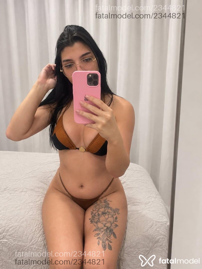 Acompanhante mulher trans morena (o) de olhos mel - Paloma