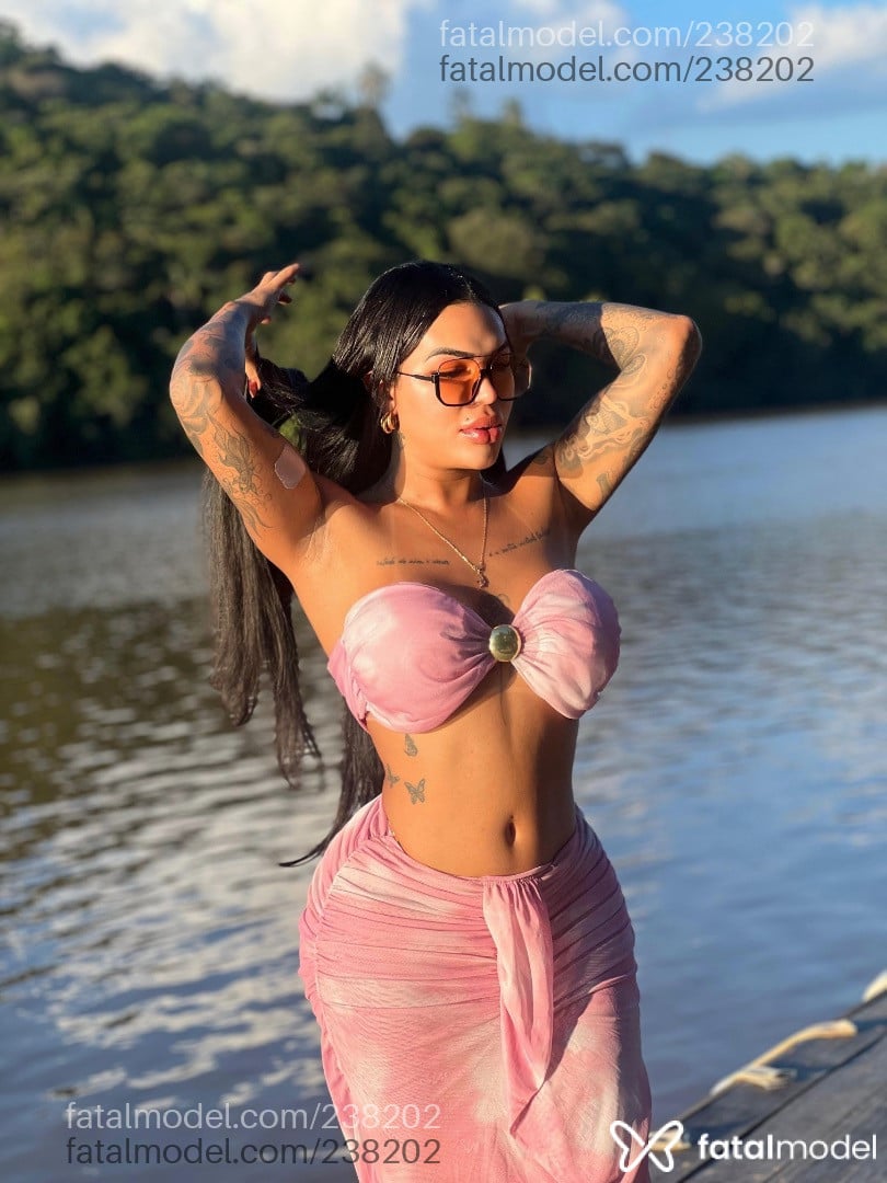 Acompanhante mulher trans loira (o) de olhos castanhos - Bruna Martins