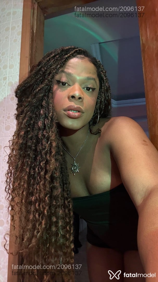 Acompanhante mulher trans com cabelo castanho de olhos castanhos - Preta