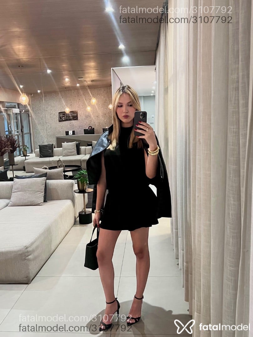 Acompanhante mulher trans loira (o) de olhos pretos - Amanda