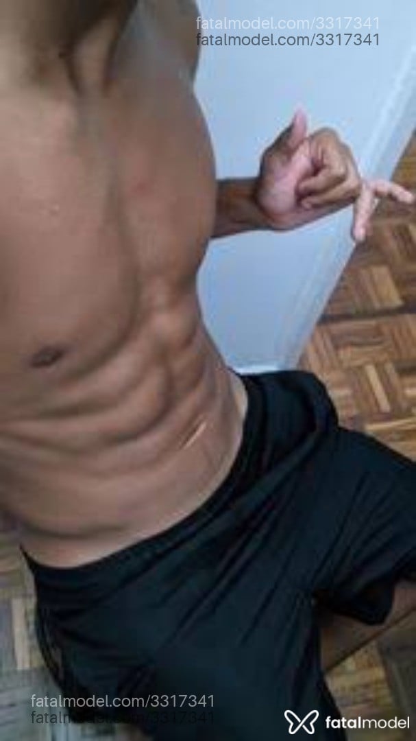 Acompanhante homem com cabelo castanho de olhos castanhos - João