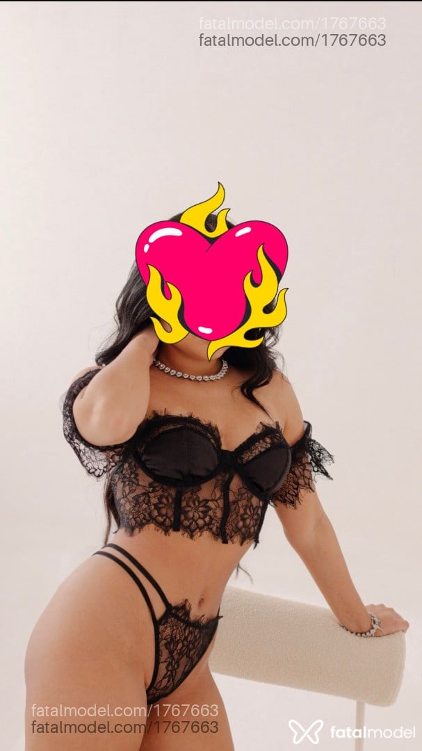 Acompanhante mulher morena (o) de olhos pretos - Valentina