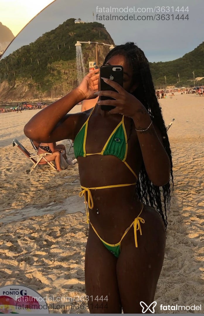 Acompanhante mulher trans morena (o) de olhos pretos - Bela