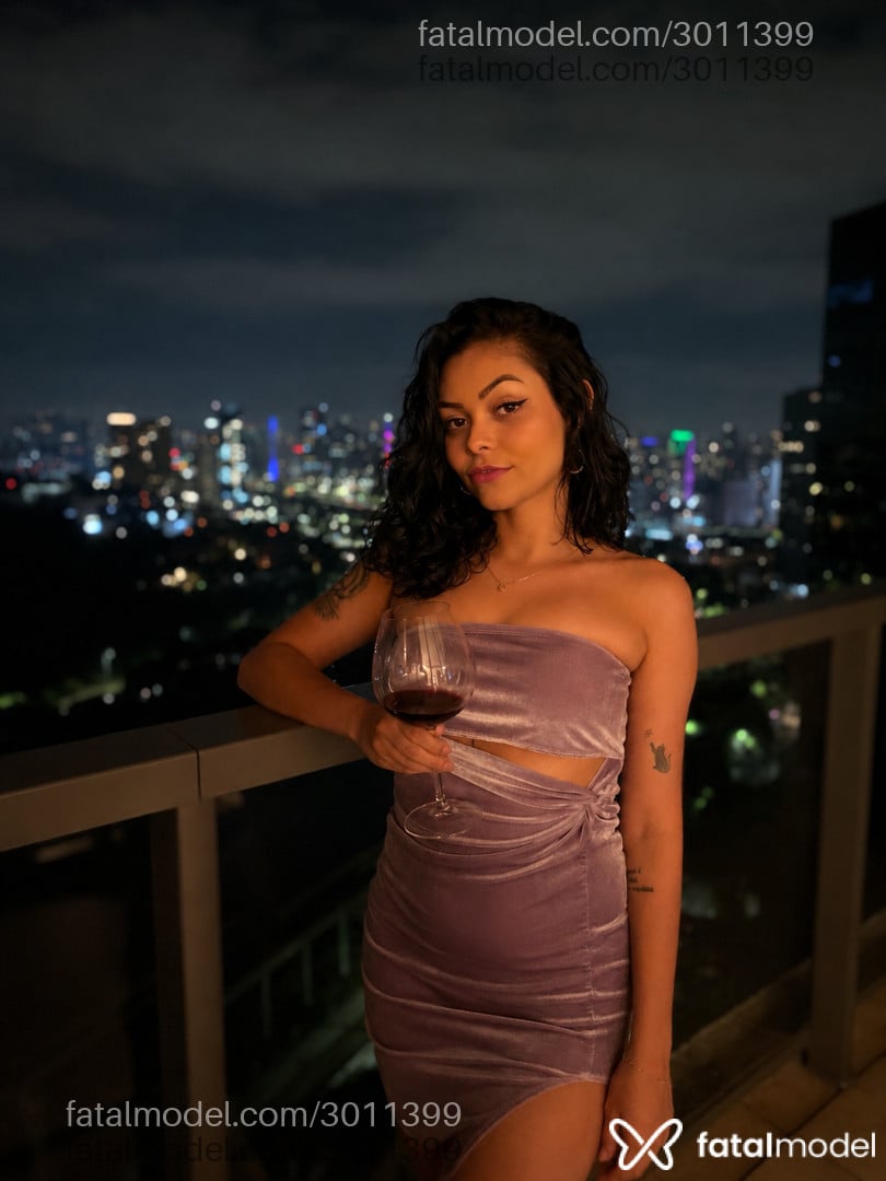Acompanhante mulher morena (o) de olhos mel - Victoria