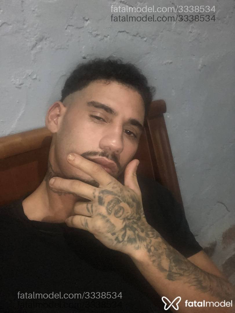 Acompanhante homem com cabelo castanho de olhos castanhos em Virtual - Aries Fernando